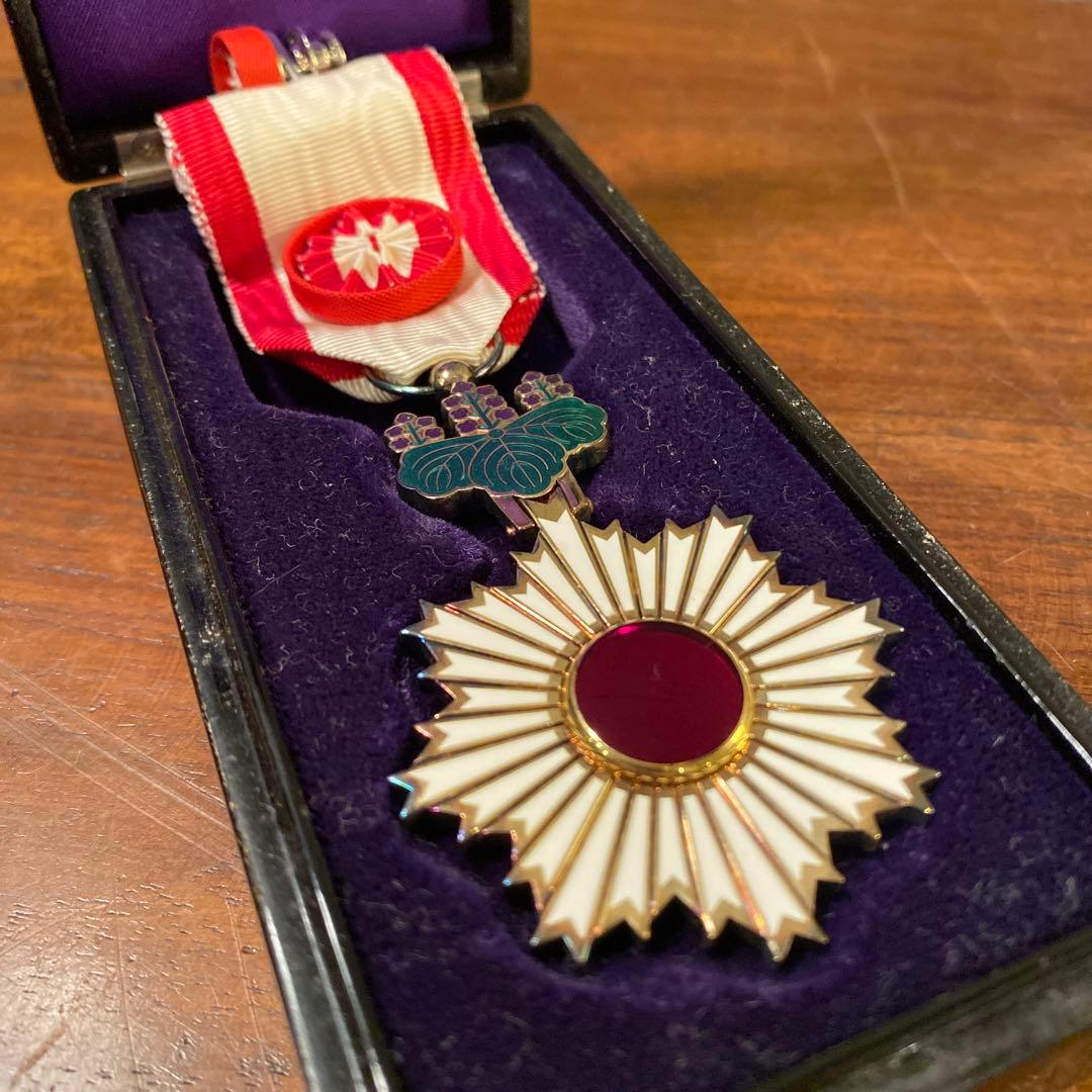 稀少 勲四等旭日小綬章 骨董品 ケース付き バッジ コレクション ミリタリー
