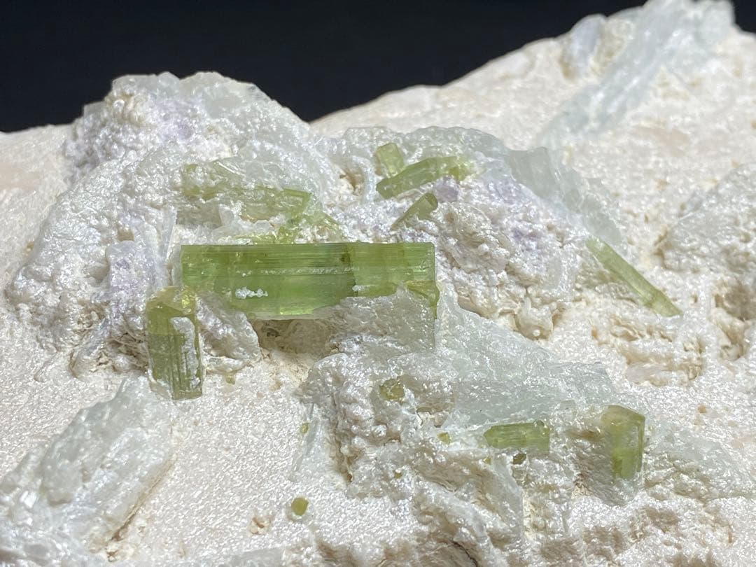 トルマリン　母岩付き　1050g