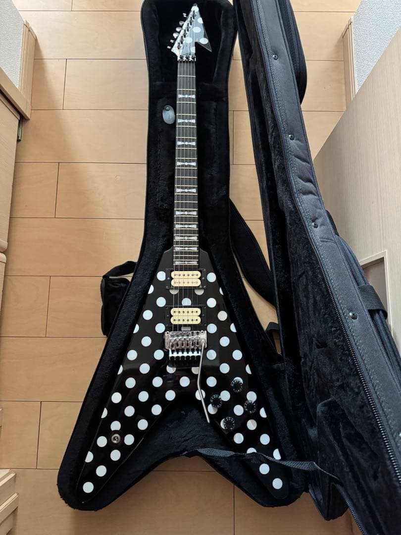 「RRV」（ランディ・ローズV）ポルカドット ギター
