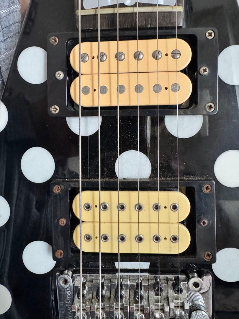 「RRV」（ランディ・ローズV）ポルカドット ギター