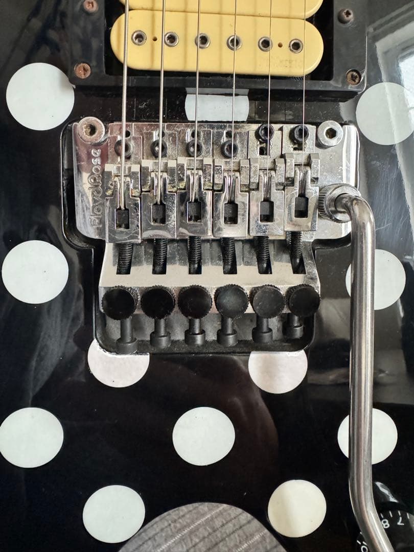 「RRV」（ランディ・ローズV）ポルカドット ギター