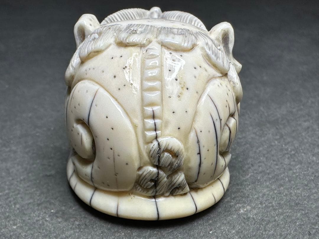 極上　鯨歯　抹香鯨歯　根付　天然素材　アンティーク　和彫　置物　骨董　飾り物