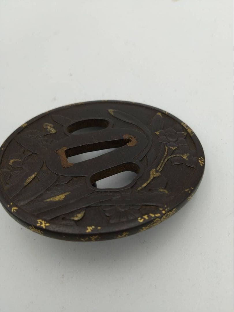 時代物 加賀 鍔(つば) 鉄製 菊水仙 花彫刻 高彫仕上げ 鍔専用 桐箱入り品