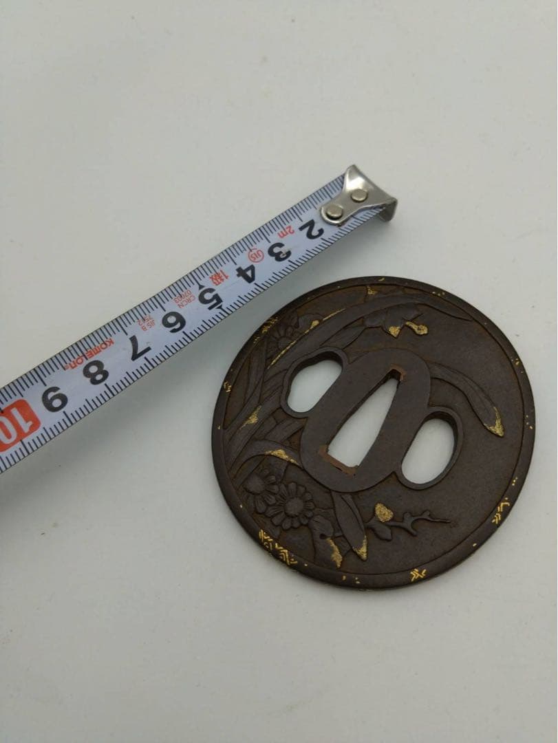 時代物 加賀 鍔(つば) 鉄製 菊水仙 花彫刻 高彫仕上げ 鍔専用 桐箱入り品