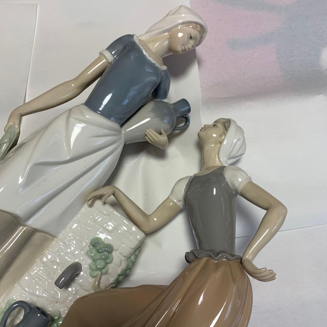 リヤドロ　陶器製女性フィギュア 水差し付き