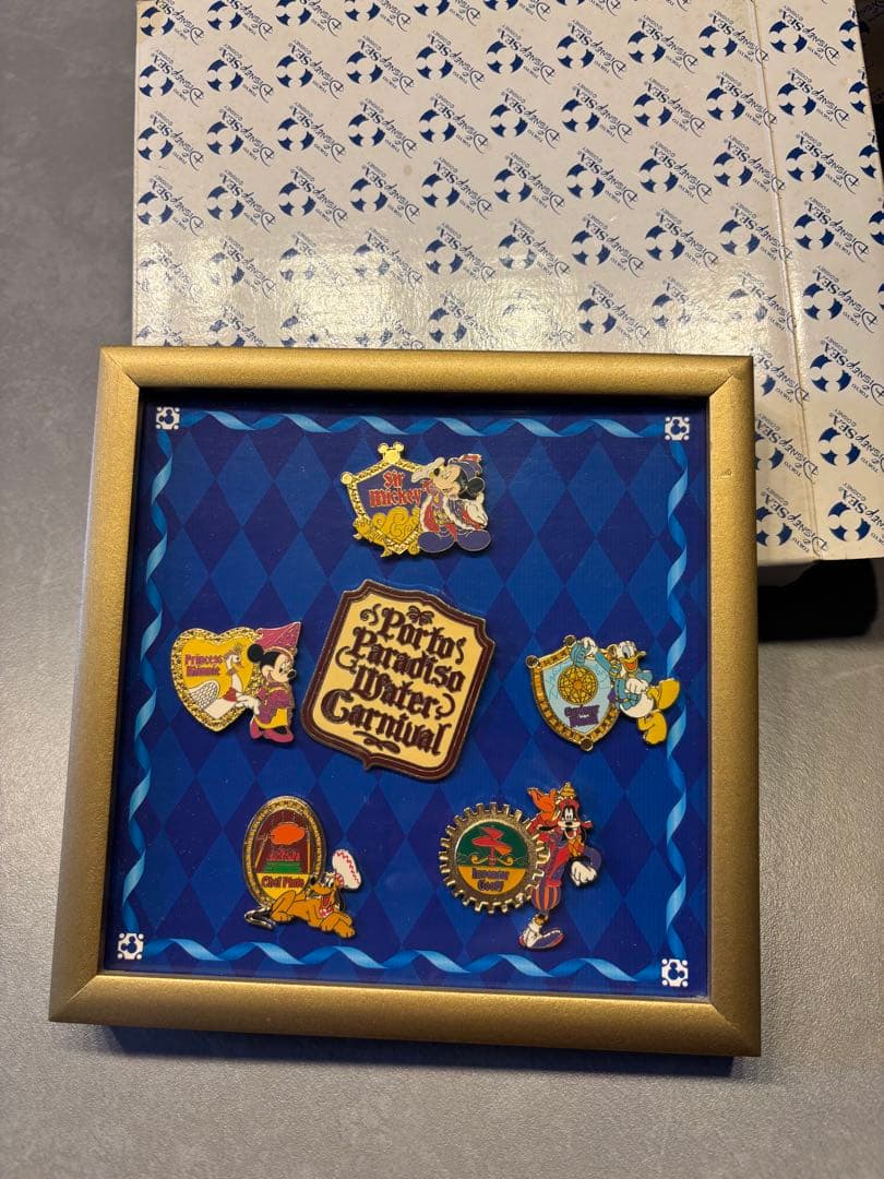 ディズニー　ピンバッジ　額装