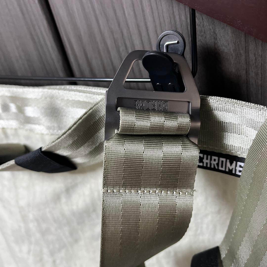 クローム ニュースペーパーメッセンジャーバッグ 26L サンドストーン
