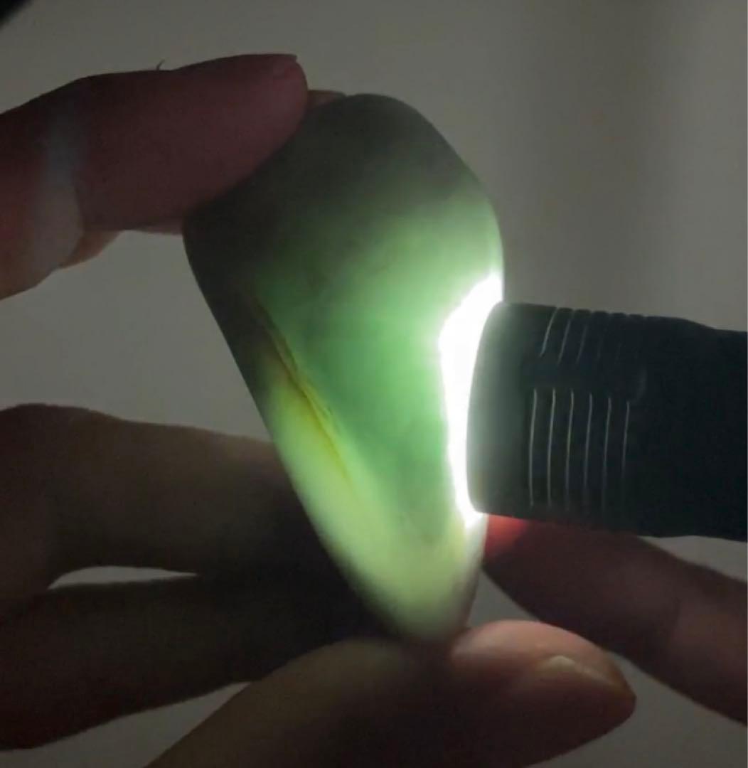 糸魚川翡翠 ヒスイ 69g 薄い緑×黒×白