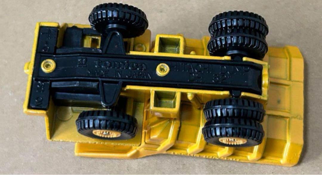 トミカ 日立 DH321 ダンプカー 山吹色