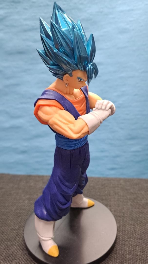 厳選特価セール　青い髪と筋肉質な腕が特徴の超サイヤ人ゴッド超サイヤ人ベジット