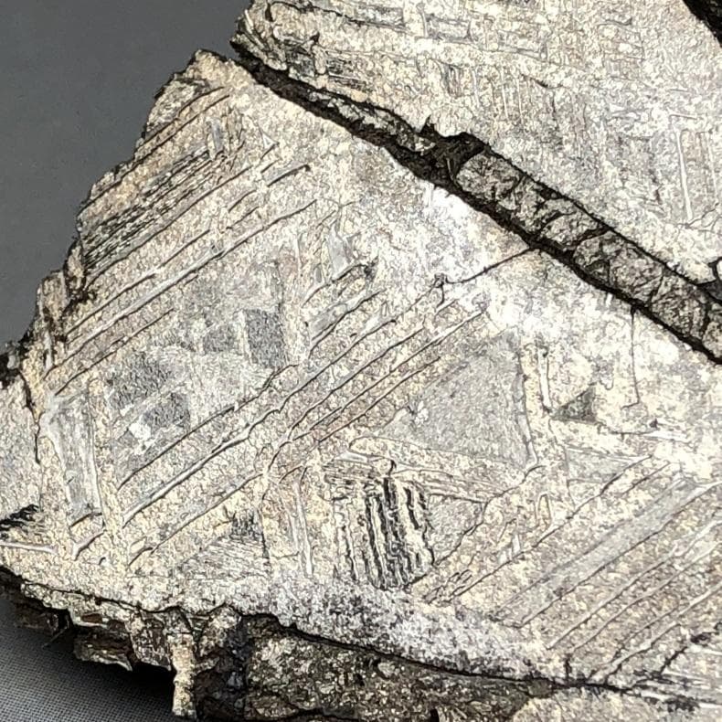 隕石 鉄隕石　アルタイ隕石　原皮付き　原石　重さ約105ｇ