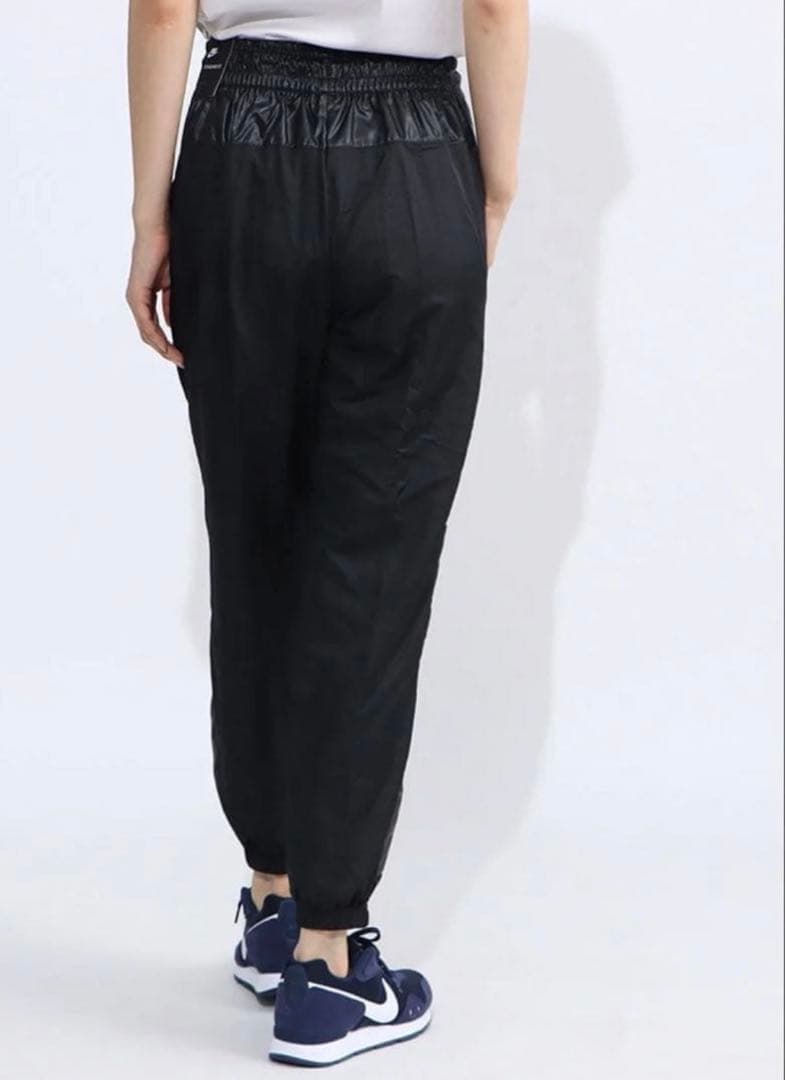 ナイキ　レディース ウインブレーカー　ウィンドランナーパンツ　セットアップ