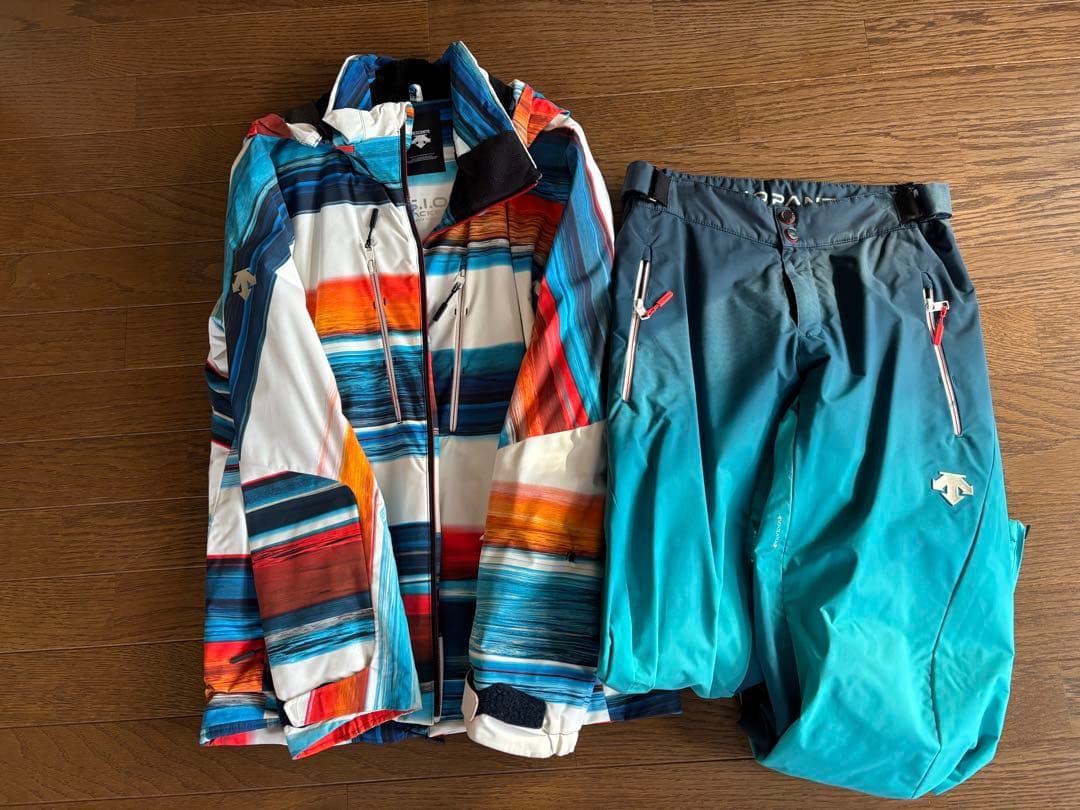 中古品　スキーウェア 上下セット　DESCENTE　Mサイズ