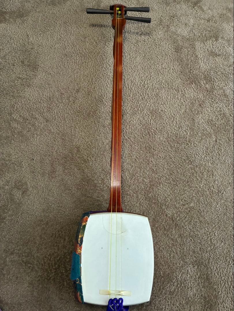 三味線・全長約99cm ハードケース・撥・駒のセットになります