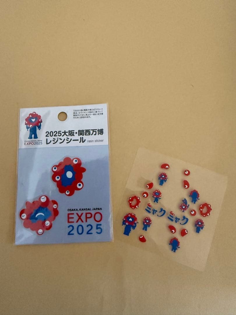 レア　ミャクミャクピンバッジ 6個セット、シール(少し使いかけ)。