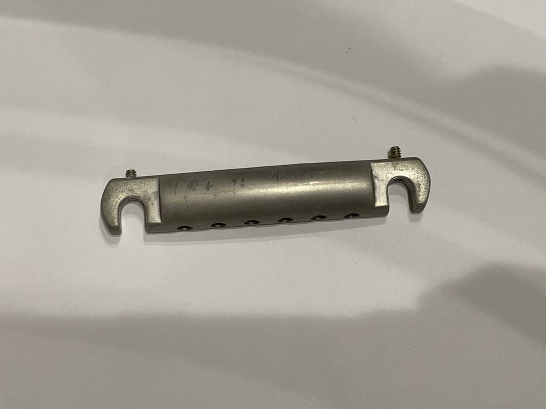 ラップアラウンドテールピース