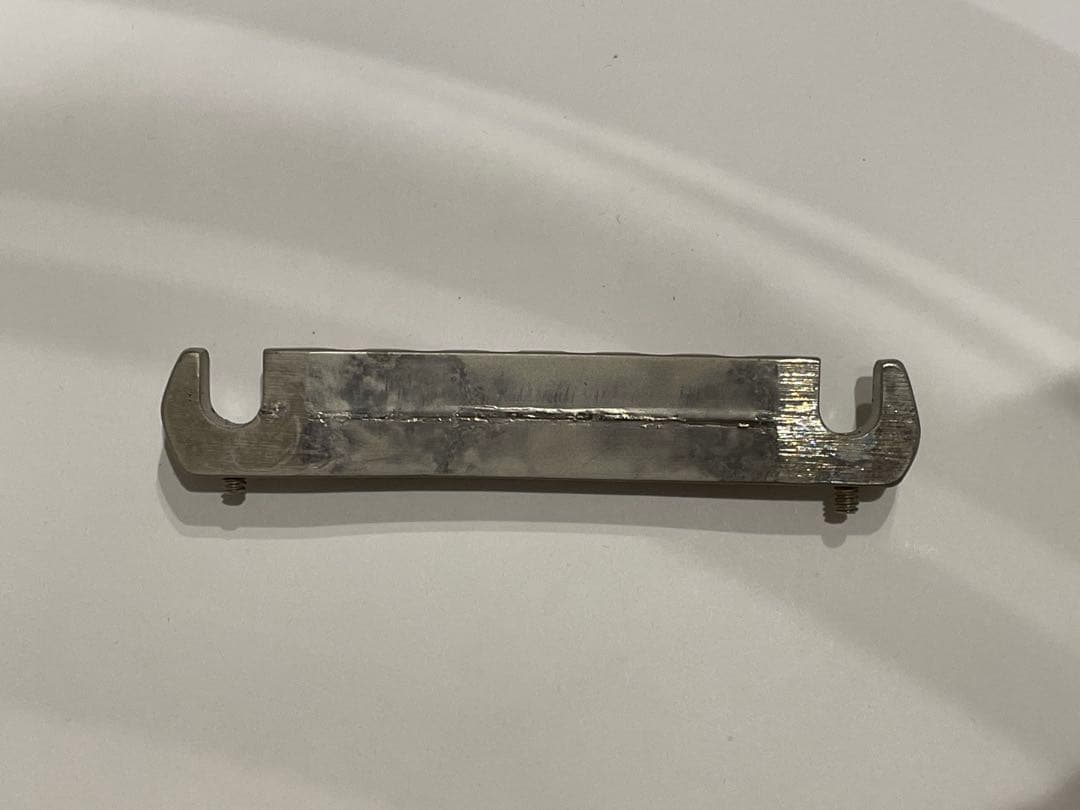 ラップアラウンドテールピース