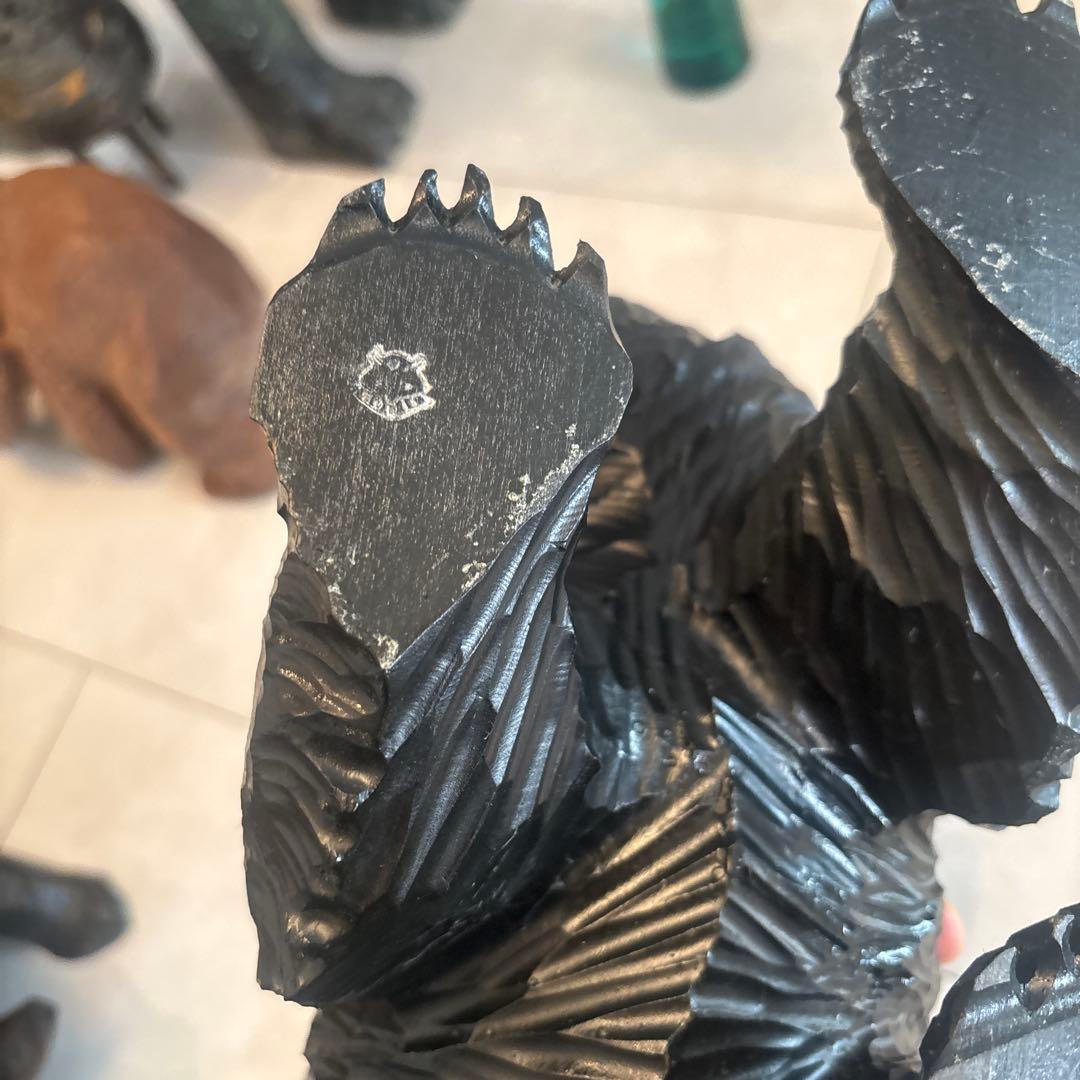 アイヌ名門堀井一族が手掛けたガラスの瞳で彫りや塗りが一級品のクマ