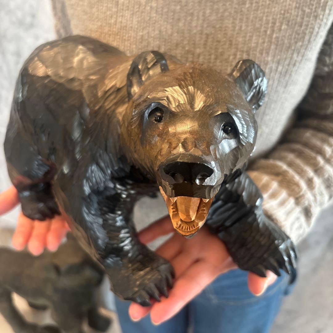 アイヌ名門堀井一族が手掛けたガラスの瞳で彫りや塗りが一級品のクマ