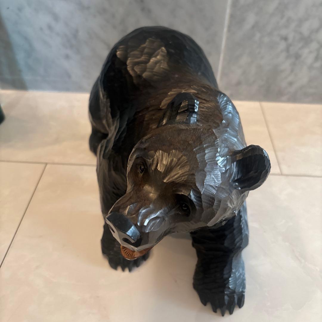 アイヌ名門堀井一族が手掛けたガラスの瞳で彫りや塗りが一級品のクマ