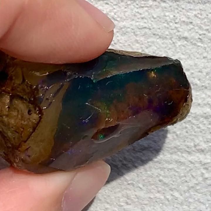 青い斑の浮かぶ魅力的なオパール82ct/鉱物標本