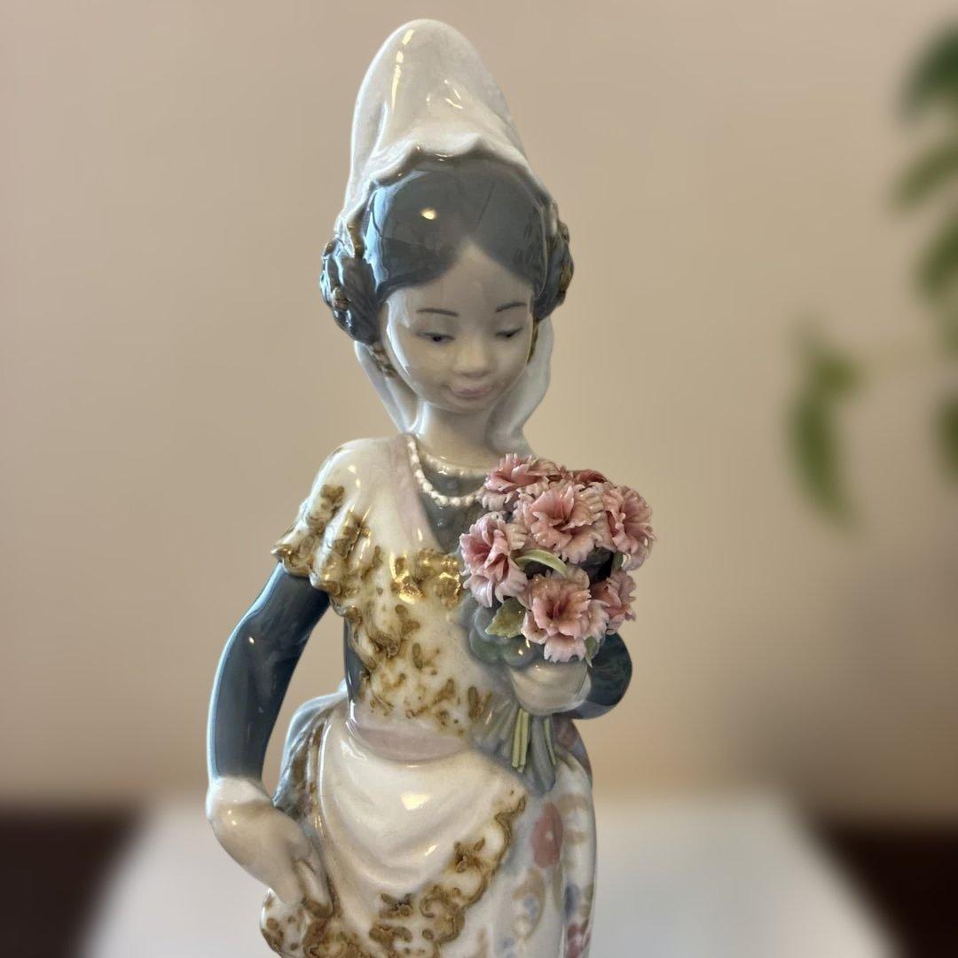 リヤドロ 花束を持つ少女