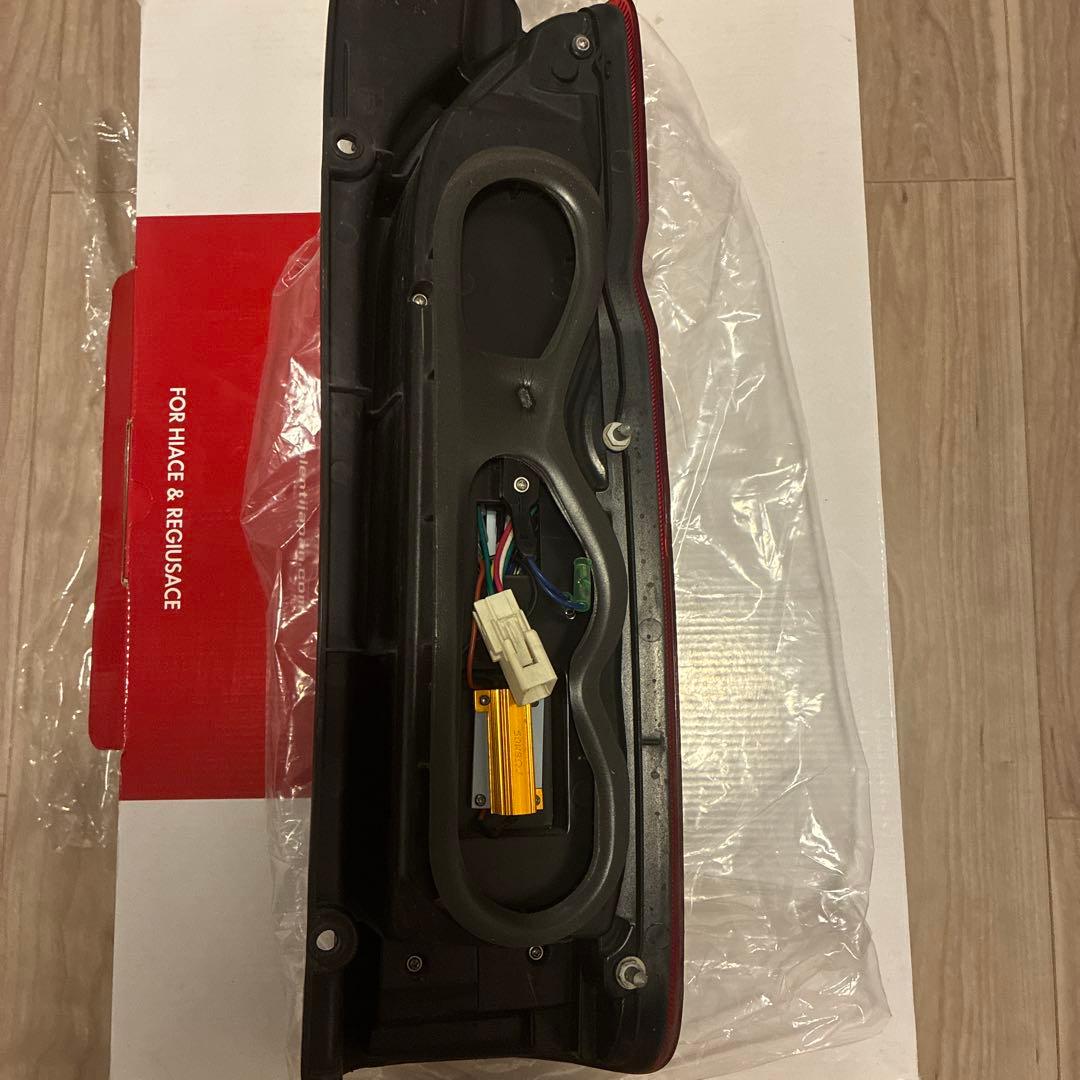 ハイエース　テール左　助手席側