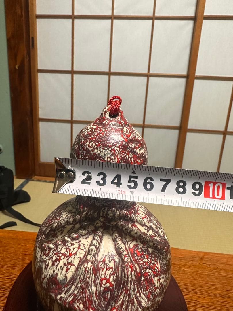 赤と白のひょうたん型陶器工芸品