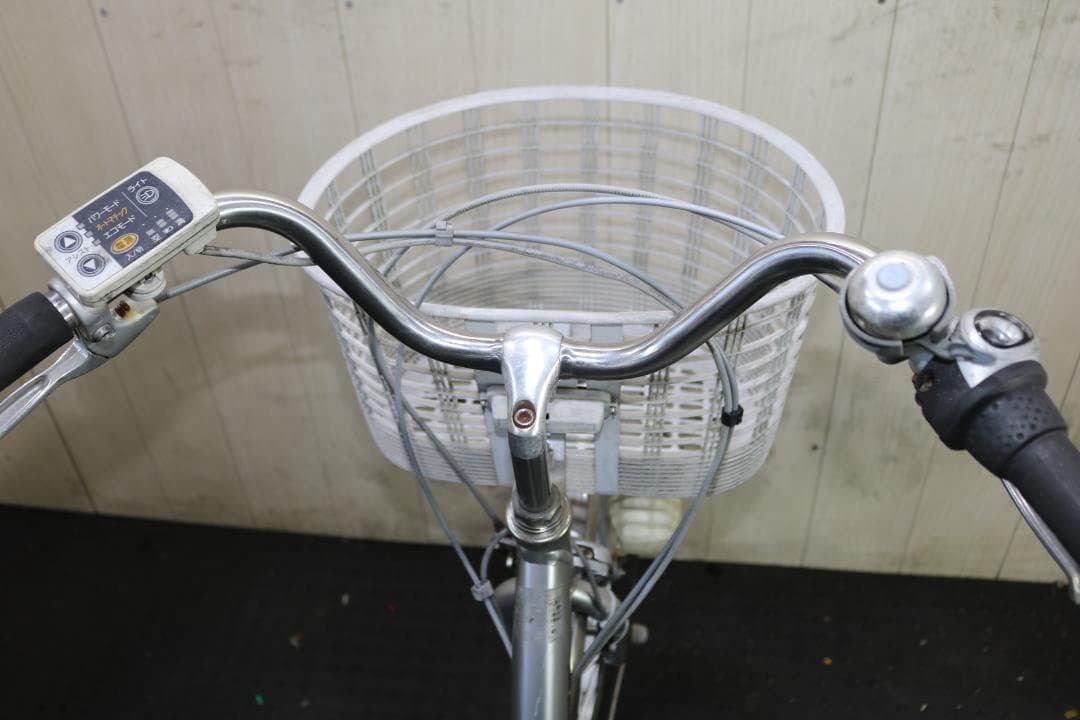 シルバー 電動アシスト自転車 前バスケット付き
