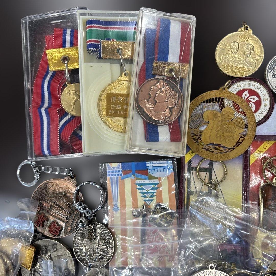 メダルと記念品、キーホルダーコレクション