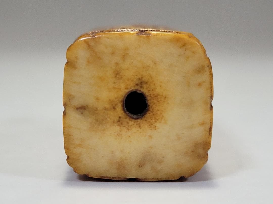 角 彫刻 饕餮紋 根付 装身具 明清時代 幅約高さ約4.1cm