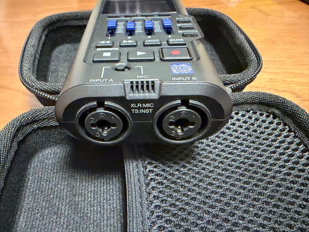 Zoom R4 マルチトラックレコーダー