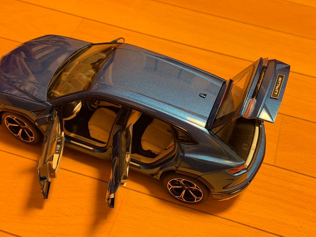 Lamborghini Urus 1/18モデルカー