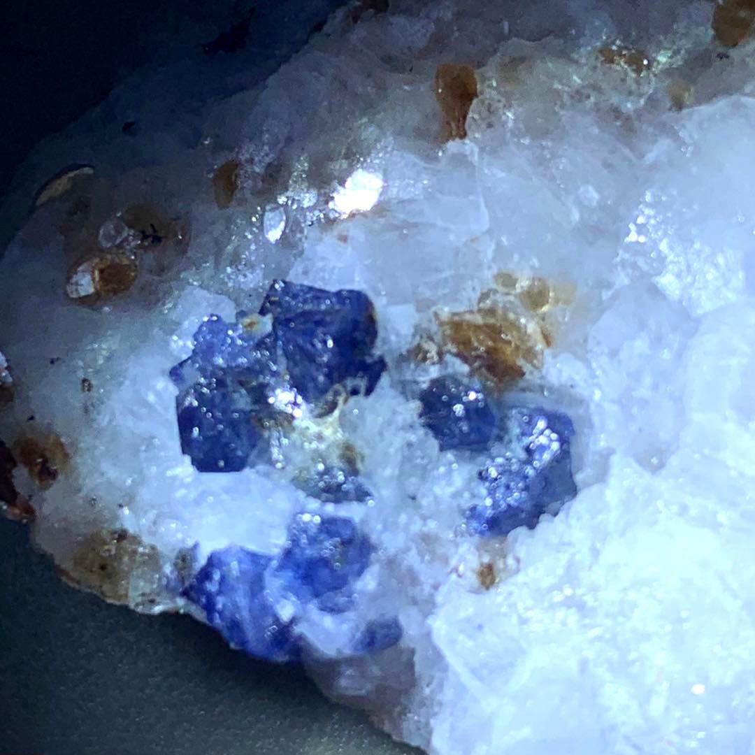 激レア！母岩の上のブルースピネルの結晶