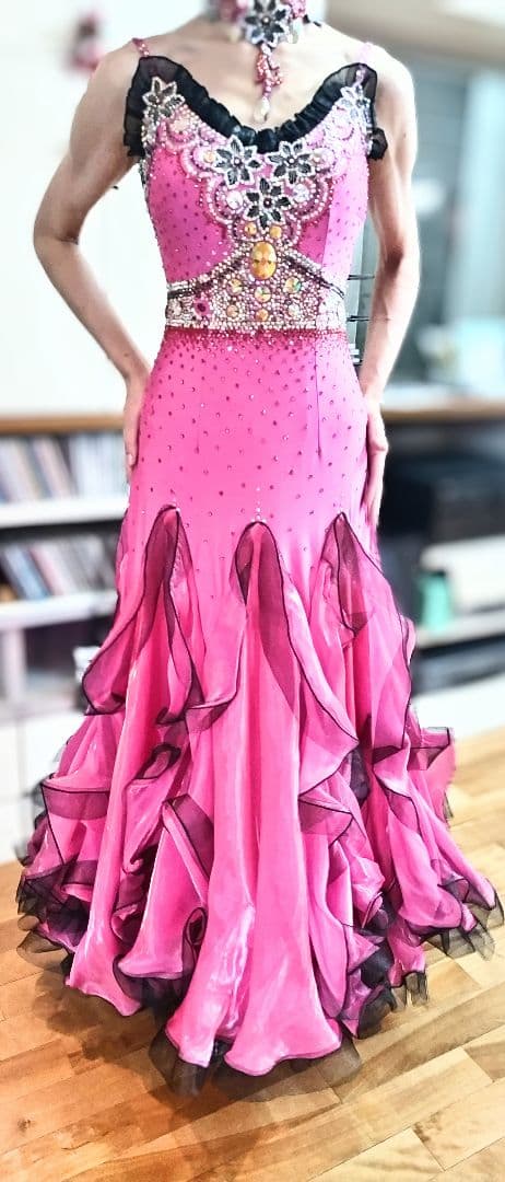 ピンク フリル付き社交ダンスドレス
