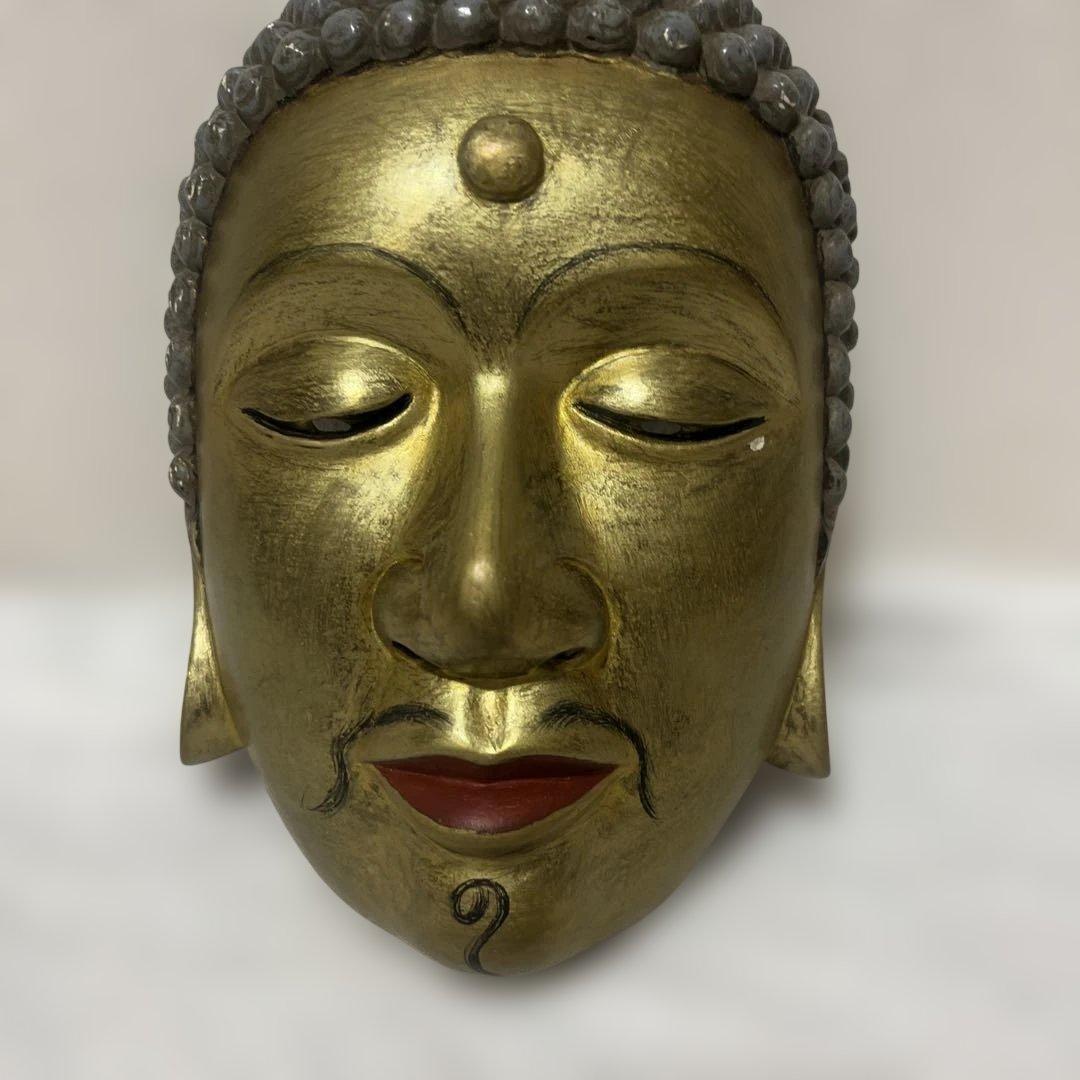 金色の仏像の顔 お面