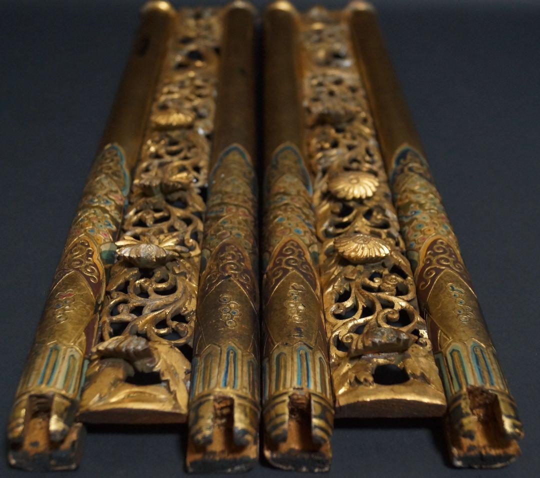 江戸末期 細工透かし彫り『菊唐草』 金箔塗り『霊芝流れ雲図』木造飾り柱(一対)