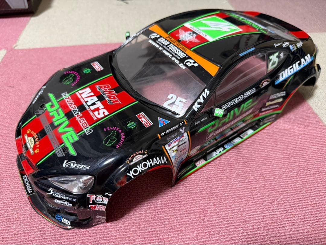 ドリフトカー ボディ 1/10 ブラック/レッド/グリーン