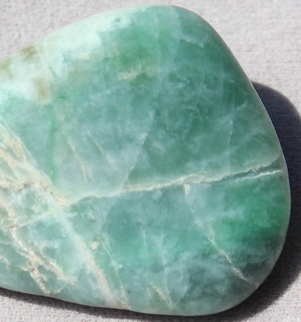 ［ガラス質の逸品］糸魚川翡翠 原石 タンブル 38.1g