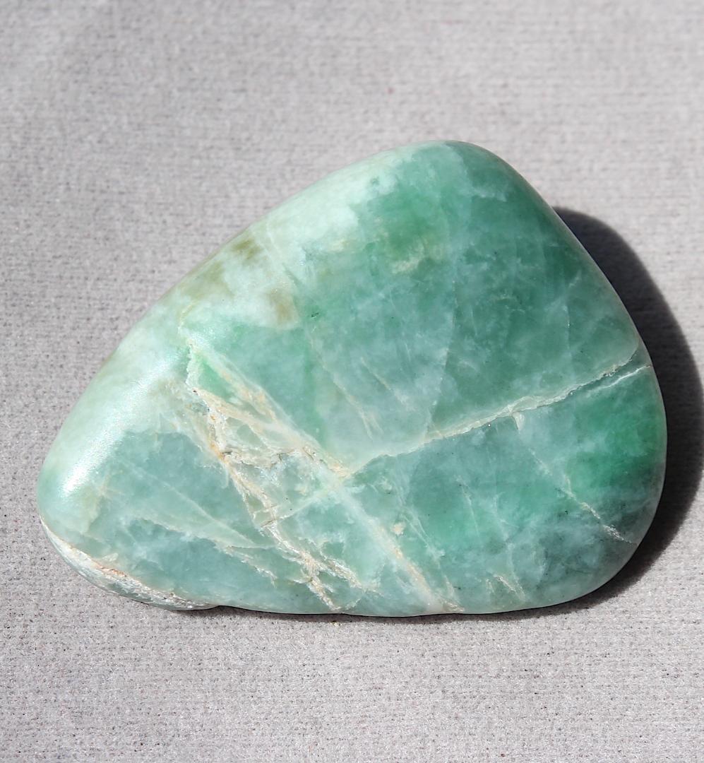 ［ガラス質の逸品］糸魚川翡翠 原石 タンブル 38.1g