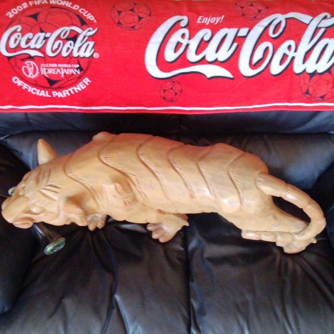 コカ・コーラを咥える虎の一刀彫