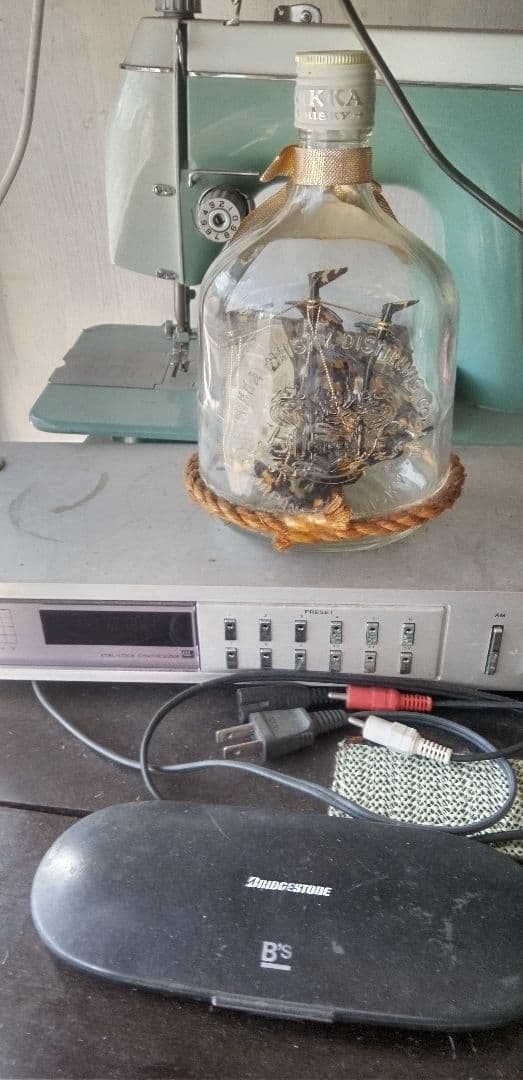 ニッカウヰスキーのボトルに入った べっ甲の帆船です。