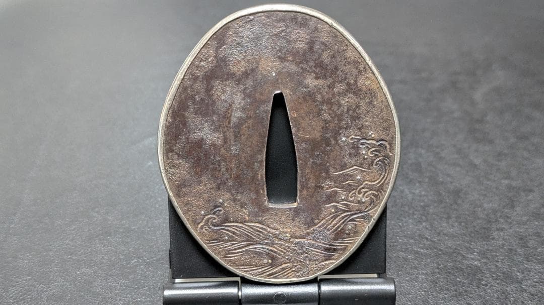 無銘：荒波の図 薩摩鍔 銀覆輪 鉄鍔