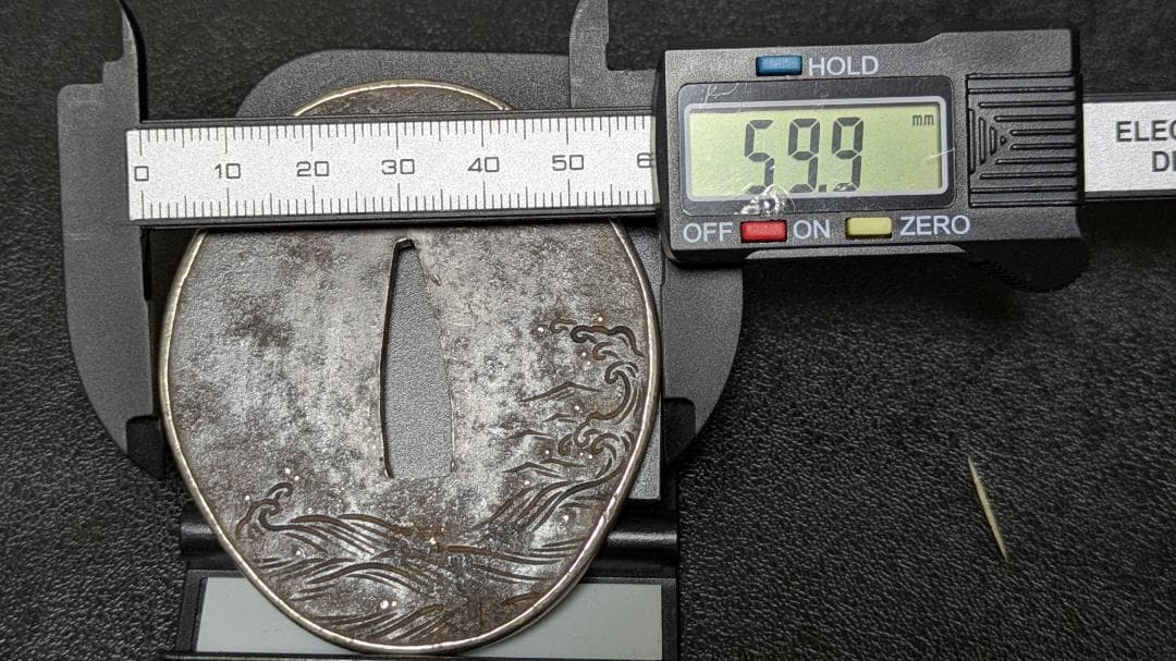 無銘：荒波の図 薩摩鍔 銀覆輪 鉄鍔