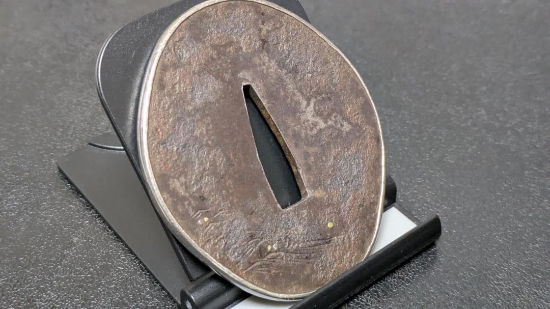 無銘：荒波の図 薩摩鍔 銀覆輪 鉄鍔