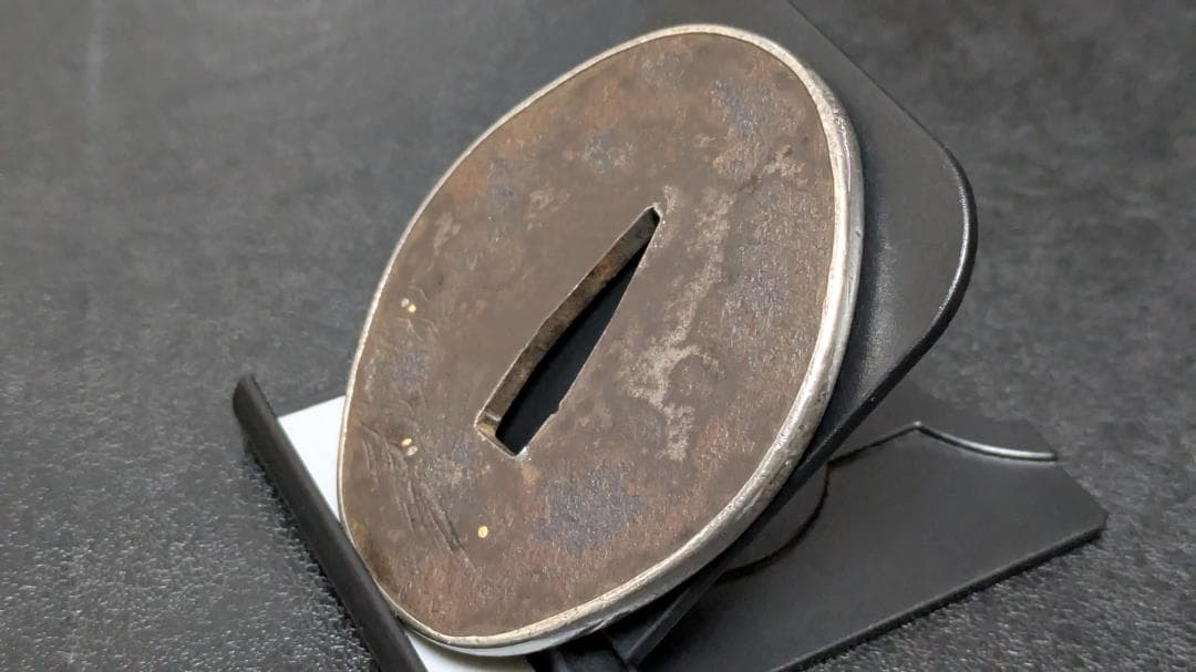 無銘：荒波の図 薩摩鍔 銀覆輪 鉄鍔