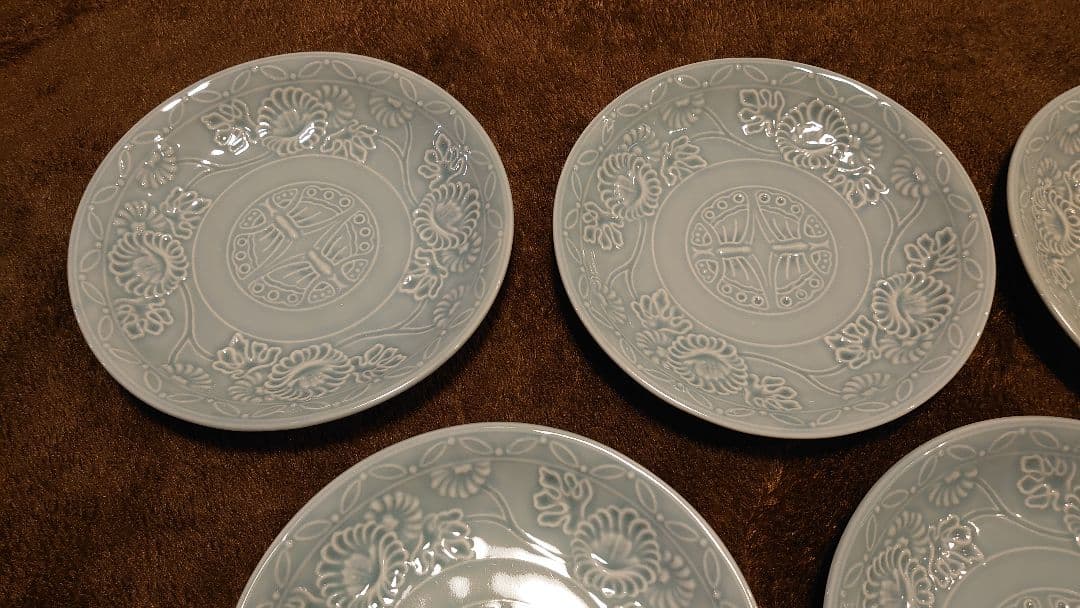 李朝　青磁　陽刻　蝶の図　中皿　蔵出し　５客