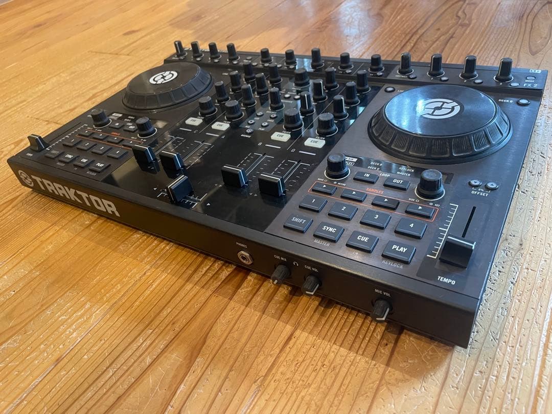 Traktor Kontrol S4 DJコントローラー