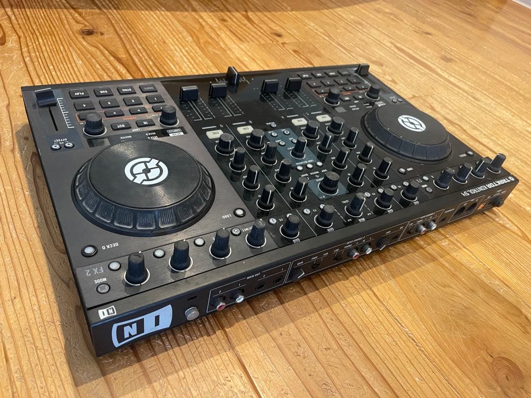 Traktor Kontrol S4 DJコントローラー