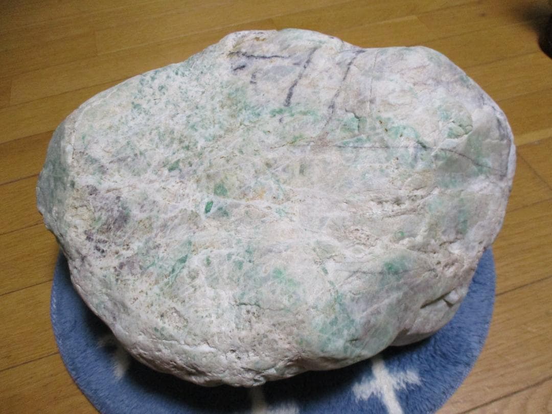 【希少】大型　緑たくさん　糸魚川　翡翠　原石 　自然状態　２６ｋｇ